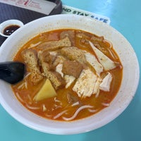Photo taken at Ah Heng Curry Chicken Bee Hoon Mee 亚王咖喱鸡米粉面 by Gigi💕 on 7/29/2023