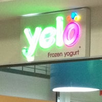 รูปภาพถ่ายที่ Yelo Frozen Yogurt โดย Johnny P. เมื่อ 2/18/2013