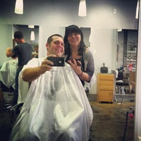 10/6/2012 tarihinde Tyler L.ziyaretçi tarafından Crimpers Hair Salon'de çekilen fotoğraf