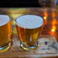 Foto tirada no(a) Three Sheets Craft Beer Bar por Robert W. em 3/28/2023