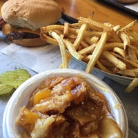 Foto tomada en McKenzie&amp;#39;s Barbeque &amp;amp; Burgers  por Kelly H. el 10/3/2015