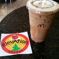 Foto tirada no(a) Elevation Coffee por Gretchen B. em 6/30/2015