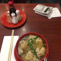 Photo taken at Hung&amp;#39;s Chinese Restaurant | 美食軒 by rotweincola on 9/28/2018