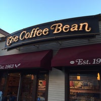 Foto tomada en The Coffee Bean &amp;amp; Tea Leaf  por Adam S. el 12/4/2014