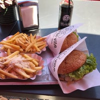 Photo taken at Burger de Ville by Gab D. on 6/15/2017