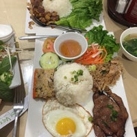 Снимок сделан в Huong Viet Vietnamese Cuisine пользователем Peter W. 2/20/2015