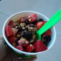 รูปภาพถ่ายที่ Fresh Cup Frozen Yogurt โดย brttnylynn S. เมื่อ 10/8/2012