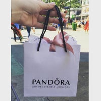 รูปภาพถ่ายที่ Pandora Jewelry โดย Nathalia S. เมื่อ 8/1/2015