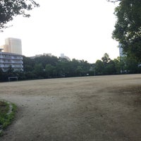 Photo taken at 中目黒公園 グラウンド by atknktn™ on 7/10/2016