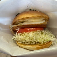 Photo taken at Freshness Burger by uckg on 11/27/2022