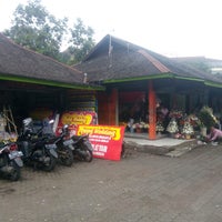 Photo taken at Pasar Bunga Wastukencana by Prihandaru P. on 4/21/2018