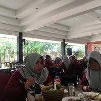 Photo taken at Bukit Randu Restaurant by Nivho L. on 10/16/2017