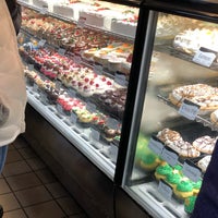 Foto scattata a Oakmont Bakery da Thomas R. il 12/16/2018