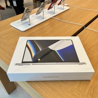Photo taken at Apple Burlingame by R on 7/16/2022