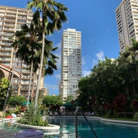 Foto tomada en Waikiki Sand Villa Hotel  por Keiji S. el 7/18/2019