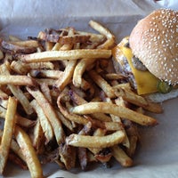 Das Foto wurde bei MOOYAH Burgers, Fries &amp;amp; Shakes von Jody R. am 12/18/2013 aufgenommen
