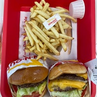 Photo taken at In-N-Out Burger by Shamllany on 7/10/2023