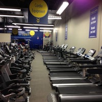 Photo taken at Fitness Town Burnaby by Dai M. on 4/10/2013