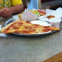 Photo prise au Marios Pizza - W. Wendover Ave par Allison B. le9/16/2012