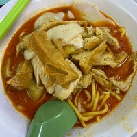 Photo taken at Ah Heng Curry Chicken Bee Hoon Mee 亚王咖喱鸡米粉面 by Mim P. on 11/12/2022