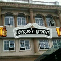 Photo prise au Tongue &amp;#39;n Groove par Anastasia S. le10/26/2012