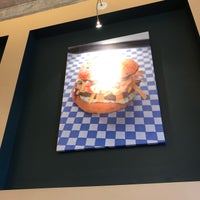 Foto scattata a Blue Moon Burgers Capitol Hill da Doug V. il 12/1/2018