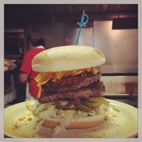 Снимок сделан в Hut&amp;#39;s Hamburgers пользователем Oscar G. 2/9/2013