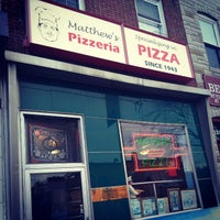 Foto tirada no(a) Matthew&amp;#39;s Pizza por Christina H. em 11/10/2012