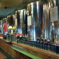 Foto tomada en Seven Barrel Brewery  por Shawn M. el 10/28/2012