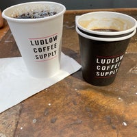 Das Foto wurde bei Ludlow Coffee Supply von Gabriele B. am 8/18/2023 aufgenommen
