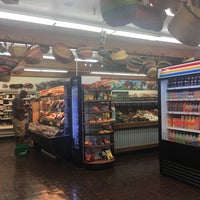 Foto tirada no(a) Ward&amp;#39;s Supermarket por Suzanne W. em 6/10/2019