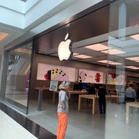 Photo taken at Apple King of Prussia by Mickey O. on 10/11/2019