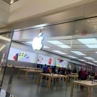 Photo taken at Apple King of Prussia by Mickey O. on 10/17/2019