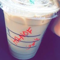 Foto tirada no(a) Starbucks por Hanouf em 10/27/2015