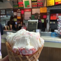 Foto tirada no(a) Weldons Ice Cream Factory por Shannan L. em 5/30/2016