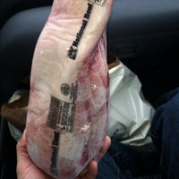 Das Foto wurde bei International Meat Market von Gregorio P. am 10/3/2012 aufgenommen