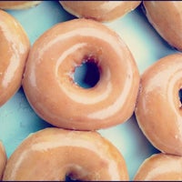 Das Foto wurde bei Krispy Kreme Doughnuts von Paula D. am 9/29/2012 aufgenommen