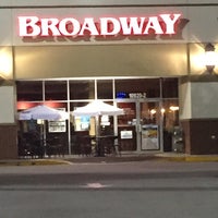 Foto tomada en Broadway Ristorante &amp;amp; Pizzeria  por Q. C. T. el 8/28/2015
