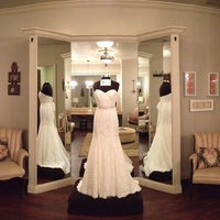 5/2/2013 tarihinde JT H.ziyaretçi tarafından Bliss Bridal Salon'de çekilen fotoğraf
