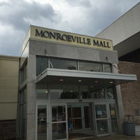 รูปภาพถ่ายที่ Monroeville Mall โดย Tony T. เมื่อ 6/12/2015