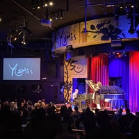 รูปภาพถ่ายที่ Yoshi&amp;#39;s Jazz Club &amp;amp; Japanese Restaurant โดย ashleigh r. เมื่อ 1/27/2023