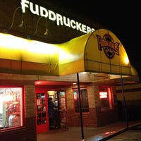 Photo taken at Fuddruckers by Mo R. on 10/18/2013