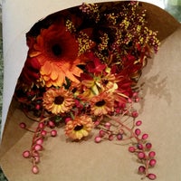 Снимок сделан в Le Bouquet Flower Shop пользователем Betty 11/9/2014