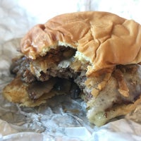 Foto tomada en MOOYAH Burgers, Fries &amp;amp; Shakes  por Andrew D. el 8/26/2022