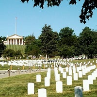 Foto tirada no(a) Arlington National Cemetery por Michael Shane G. em 6/1/2013