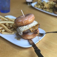 Das Foto wurde bei Crave Real Burgers von Brent V. am 8/27/2018 aufgenommen