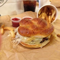 Foto tomada en be right burger™  por Michael S. el 10/11/2012