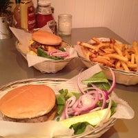 รูปภาพถ่ายที่ Burgers &amp;amp; Cupcakes โดย Lena B. เมื่อ 12/12/2012