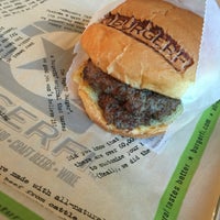 รูปภาพถ่ายที่ BurgerFi โดย Michael H. เมื่อ 8/2/2016
