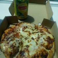 Foto diambil di Pizza Hut oleh Claudia N. pada 8/11/2015